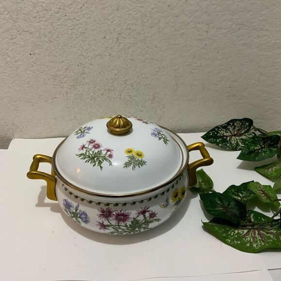 New Regency Club enamel floral Dutch oven with brass handles and lid - Picture 1 of 11
